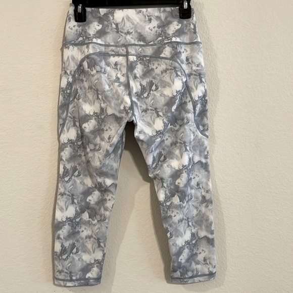 UURUN Women’s Leggings Small Grey & White Tie Dye Cropped Workout Athleisure - Picture 5 of 14